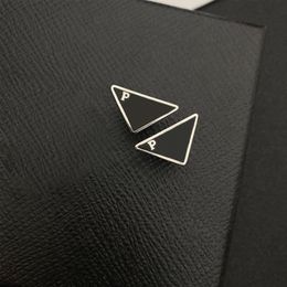 2022 Nieuwe mode topkwaliteit Triangle Letter Stud Earring met postzegelmode -sieraden Accessoires voor cadeaupartij 4 kleuren