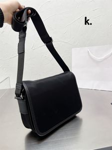 2022 Nieuwe mode -unisex schoudertassen ontwerper Nylon Postman Bag Crossbody handtassen met waterdichte stof luxe hangbag retro grote capaciteit bakken maten 26*17 cm