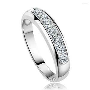 2022 Nouvelle mode Anneaux de mariage Bague de couple romantique Simple Plaqué argent Simple rangée Brillant Zircon Cocktail Promesse Fille Serment Bijoux Cadeau d'anniversaire