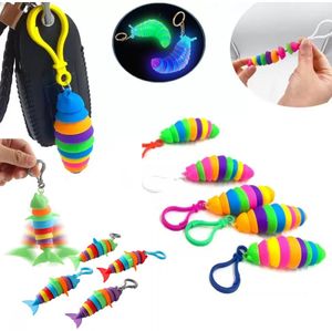 DHL Favor Fidget Toys Slug llavero Articulado Flexible 3D Slugs llaveros Sensory Squishy Stress Reliever Autismo Necesita antiestrés Rainbow Adult Toy C0715G04