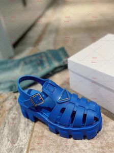 2022 Nouvelles sandales en caoutchouc de mousse Rétro chaussures de plage supérieure avec pantoufles de boucle en métal sandales modes