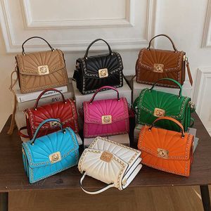 2022 nuevo bolso de cadena de industria pesada moda rombo multicolor metal remache textura portátil pequeño bolso cuadrado