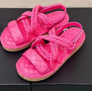 Nuevas sandalias de verano europeas y americanas, mesa freática de fondo grueso y hueco, zapatillas de canal a juego de color caramelo de marca de marea de piel de oveja para mujer