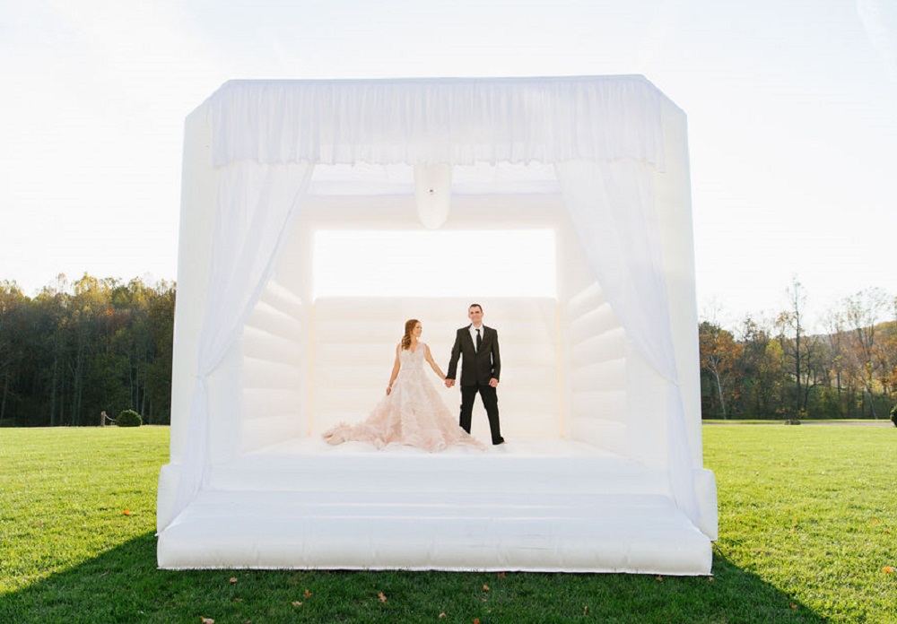 2022 Yeni şişme düğün bouncy kalesi ticari sınıf atlama yatağı, açık hava parti düğün etkinlik aktiviteleri için hava üfleyici ile