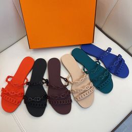 2022 Nuevas zapatillas de mujer Sandalias de jalea de cadena Diseñador Verano Zapatillas de playa planas al aire libre Zapatos de dormitorio en casa Moda clásica con tamaño de caja 35-41