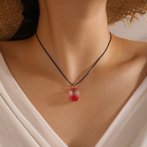 2022 nouveau joli pendentif fraise collier pour femmes nouveaux Fruits géométrie métal tour de cou filles fête bijoux accessoires