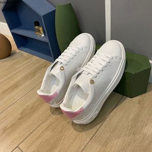 2022 Nieuwe luxe design reliëf Lace Leather Queen emcee witte schoenen Casual sneakers dames schoenen mkpkj rh200000002