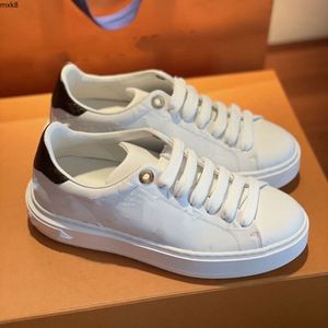 2022 Nieuwe luxe ontwerp reliëf Lace Leather Queen emcee witte schoenen Casual sneakers dames schoenen mkpkj mxk800000001