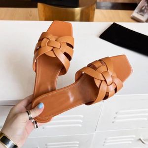 2022 Nuevas sandalias de diseñador de lujo para mujer Chanclas de cuero genuino zapatillas de apoyo para mujer sandalias de goma zapatos planos babouche fiesta boda