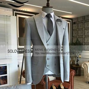 2022 Nouveaux costumes pour hommes 3 pièces Peak Revers sur mesure Blazer Double boutonnage Tuxedos Dîner formel (Blazer + Pantalon + Gilet) Q230828