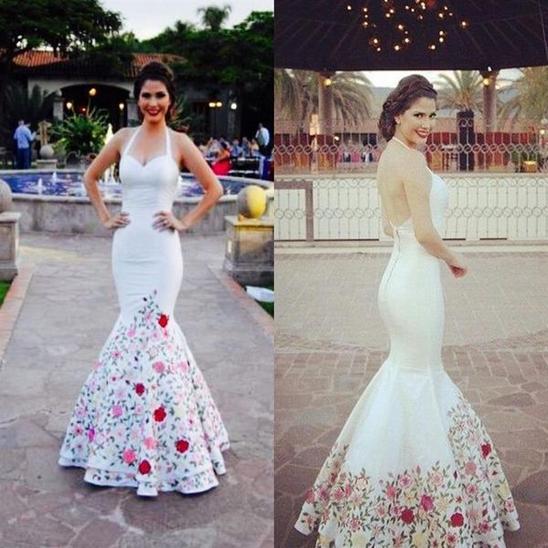 2022 Nuevos vestidos de noche bordados estampados Satén blanco Halter Top Estilo sirena Espalda abierta Mujeres mexicanas Vestido de fiesta Formal personalizado 2129