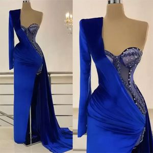 2022 Nuevos vestidos de fiesta de sirena de terciopelo azul real Un lado del hombro Cuentas divididas Vestido de noche Apliques hechos a medida Volantes Longitud del piso Vestido de fiesta de celebridades bc11130