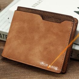 2022 nya korta lyxiga plånböcker för män Smal korthållare Märke Namn på manlig plånbok Graverad högkvalitativt PU-läder Små herrväskor