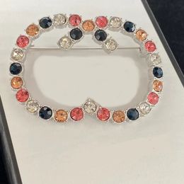 Broche con letras de nuevo estilo, diamantes de imitación de colores, material de latón, joyería delicada y elegante, 2022