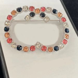 2022 Nieuwe stijlletters broche gekleurde diamant strass messing materiaal mode elegante delicate sieraden