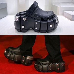 2022 Nieuwe zomerheren of dames sandalen modetrend klassieke zwarte ultradikbodem met zilveren ronde nagels gegraveerde letters paar casual schoenen