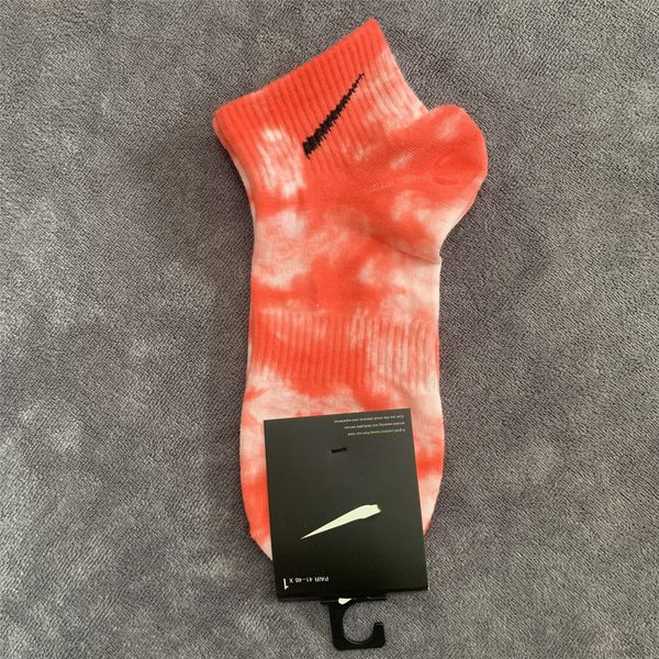 2022 Nouvelles chaussettes de teinture à cravate hommes et femmes chaussettes à marée courte et moyenne couleur sock coton 11b