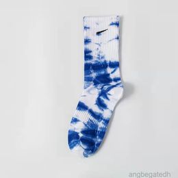 2022 NOUVELLE TIE DYE SOCKS SOCKS FEMMES TENDANTS SPORTS DE SPORTS Long