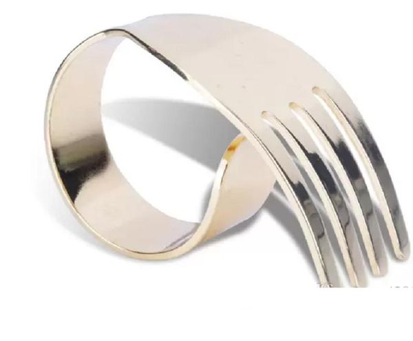 2022 nouveau gros nouveauté anneau de serviette en forme de fourchette le cercle de serviette en or rond de serviette en métal pour le mariage