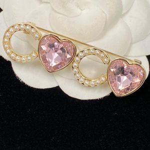 2022 nouvelles femmes Designer broches diamants perle broche femmes Designers bijoux pour fête dames accessoires doré poitrine broche D229162F