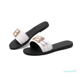 2022 Nieuwe vrouwen mode ontwerper platte slippers schoenen meisjes outdoor casual zachte lederen glijbanen dame's zomer vakantie strand zwart sandaal slippe