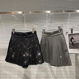 Nuevos pantalones cortos plisados brillantes de retazos de encaje de diamantes de imitación de cintura alta para mujer de talla grande SML
