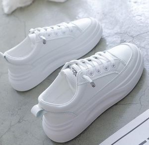 2022 nouvelles chaussures pour femmes à lacets loisirs semelle épaisse sport élevé petites chaussures blanches baskets pour hommes à vendre anniversaire rouge marron