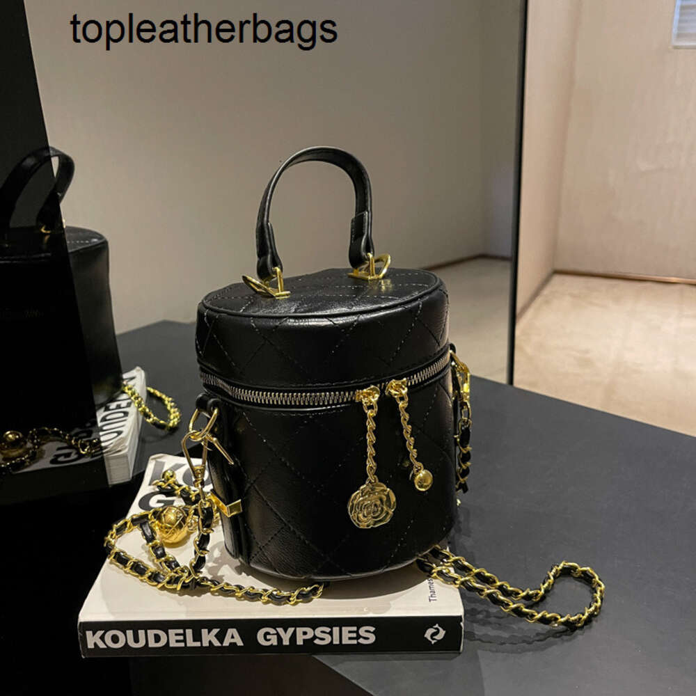 2022 New Women's Texture Chain Crossbody Bag Western Style Lingge Fashion Handheld Shoulder Bag Mini Bucket Bag AJT9