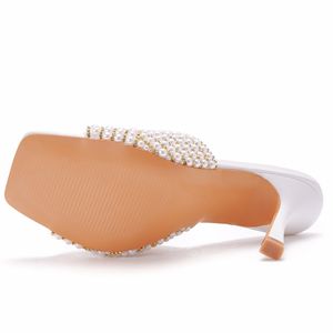 2022 Nieuwe dames sandalen glijden op glijbanen zomer beige Pearl Rhinestone trouwschoenen dunne hoge hakken slippers muilezels