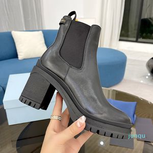 2022-nouvelles bottines Designer triangle boucle décoration Chaussures à lacets pour femmes Top qualité Cowskin Bande élastique 7.5CM talon haut fond épais Botte Martin