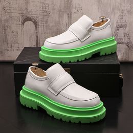 Il più nuovo designer punta tonda scarpe casual da uomo scarpe vintage in pelle abito formale britannico mocassini stringati matrimonio coreano di lusso