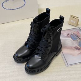 2022 Bottes en nylon Martin Bottes Portefeuille Boot Designer Fashion Sangle amovible brossée avec pochette Semelle en caoutchouc Jambe Noir Blanc Zip Pocket Combat Booties Lace Up Cuir