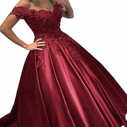 2022 Off l'épaule vin rouge robe de soirée robes de soirée longue robe de bal manches courtes à la main fleurs dentelle satin bal Homecoming249E
