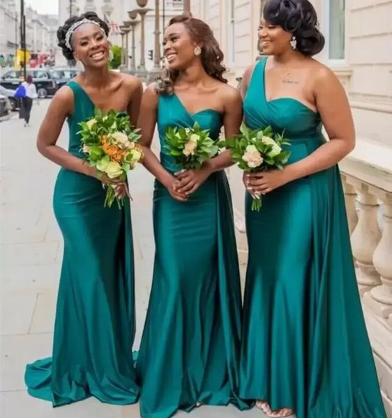 2022 Vestidos de dama de honor verde esmeralda de un hombro para África Diseño único Vestidos de invitados de boda de cuerpo entero Vestido de dama de honor junior 0701