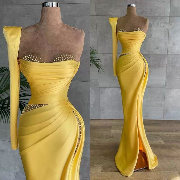 2022 Un hombro Vestidos de noche amarillos Ropa de fiesta Perlas de satén Lado alto Split Sirena Vestido de fiesta por encargo Mujeres Vestidos formales