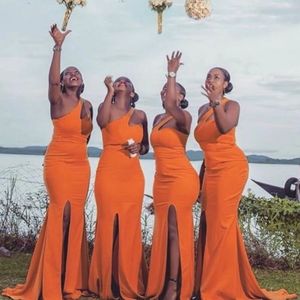 2022 Oranje satijnen bruidsmeisje jurken Mermaid Side Slit een schouder plus maat op maat gemaakt