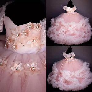 2022 Pink Ballroom Girl Vestidos del desfile Fuera del hombro Apliques con cuentas Floral Vestidos de niña de las flores Sin respaldo Volantes Falda con gradas Vestidos de cumpleaños