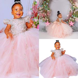 2022 Pink Flower Girls Vestidos para boda Lovely Tulle Silver Crystal Beads Puffy Children Kids Party Vestidos de comunión Vestido de fiesta Mangas cortas Espalda abierta con lazo