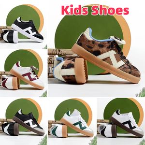 2024 zapatos para niños zapatillas casuales de zapatillas para niños jóvenes jóvenes para niños grandes zapatos niños pequeños Preshcool corredores entrenadores de goma negras blancas szie 24-37