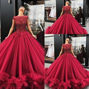 2022 Prom -jurken Dark Red Cap Mouwen Illusion Crystal kralen Tule Ruffles Plus Size Evening Jurk Draag Pageant Pageant Quinceanera -jassen