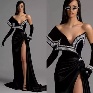 2023 robes de soirée en velours noir balayage train hors de l'épaule sirène robes de bal haute fente perles robes formelles Cele GW0210