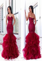 2022 Red Tulle Ruffles Vestidos de noche formales Elegantes Aplicación de encaje sin tirantes Beade Bead -Bead Back Back Dress Long Homecom8819116