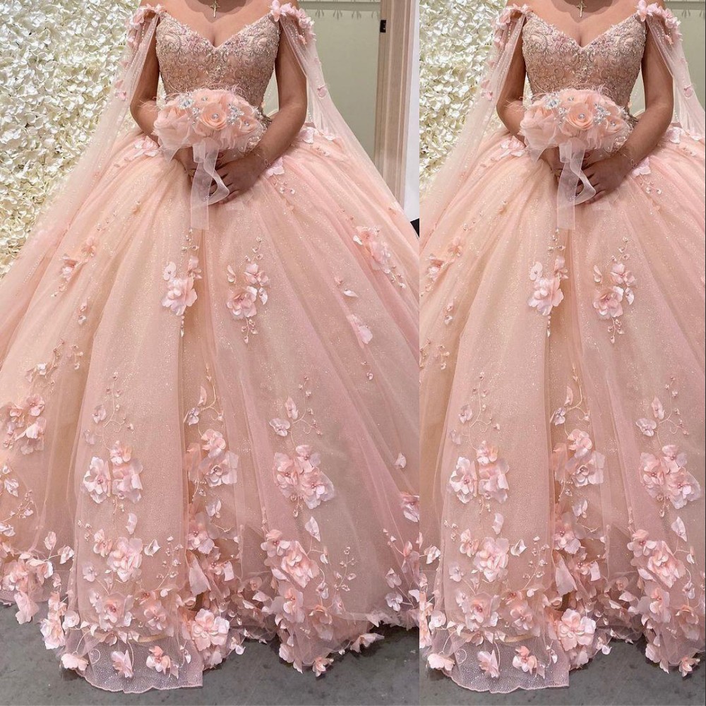 2022 Romantisk Blush Pink 3D Flowers Ball Gown Quinceanera Prom Klänningar med Cape Wrap Caftan Crystal Beaded Lace Lång Sweet 16 Dress Vestidos 15 Anos Plus Storlek