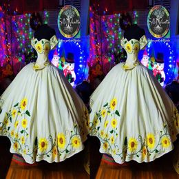 2022 Romántico girasoles amarillos Vestidos de la pelota Quinceanera Vestidos fuera del hombro Capa mexicana Mangas cortas Bordado Corsé Prom EV289R