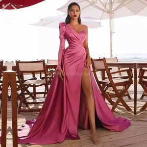 2022 Rose Pink Plooid Satijn Sexy One Shoulder Avondjurken Een lijn High Split voor Dames Party Night Celebrity Prom-jurken