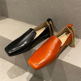 2022 Runway Square Toe Tacón bajo Zapatos de vestir casuales Mujeres Cuero Boca profunda Cadena de metal Decoración Mocasines Primavera Confort Zapato ligero Mujer 35-40