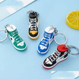 2022 Venta de nuevo estilo zapatillas de deporte estéreo llaveros botón colgante 3D mini zapatos de baloncesto modelo decoración de plástico suave regalo clave gota dhzyy