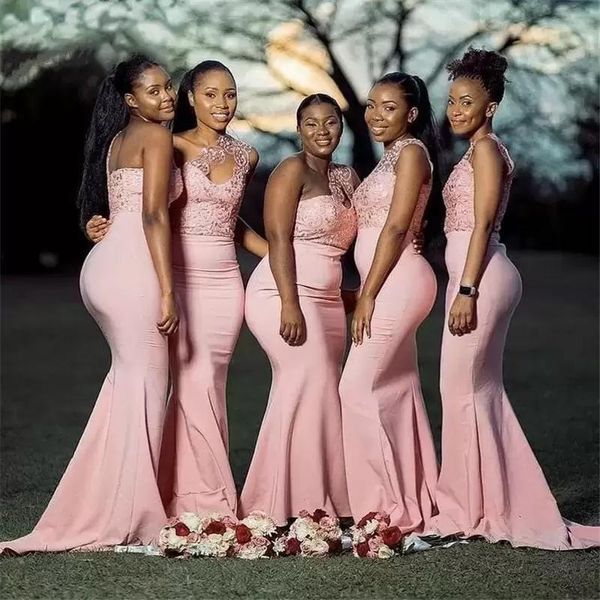 2022 Sexy árabe Blush Pink Vestidos largos de dama de honor para bodas Un hombro Sirena Apliques de encaje Cuentas Fiesta Barrido Tren Maid Vestidos de honor Tallas grandes