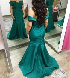 2022 Sexy árabe verde verde azulado vestidos de dama de honor para bodas fuera de los hombros crystal boads fiesta de barrido de trenes de satén elástico