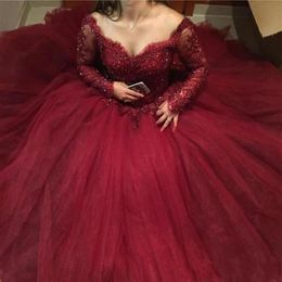 2022 Sexy Bourgogne Robe De Bal Robe De Quinceanera Hors Épaule Manches Longues En Dentelle Appliques Perlée 16 Puffy Tulle Plus La Taille De Bal Eve237t